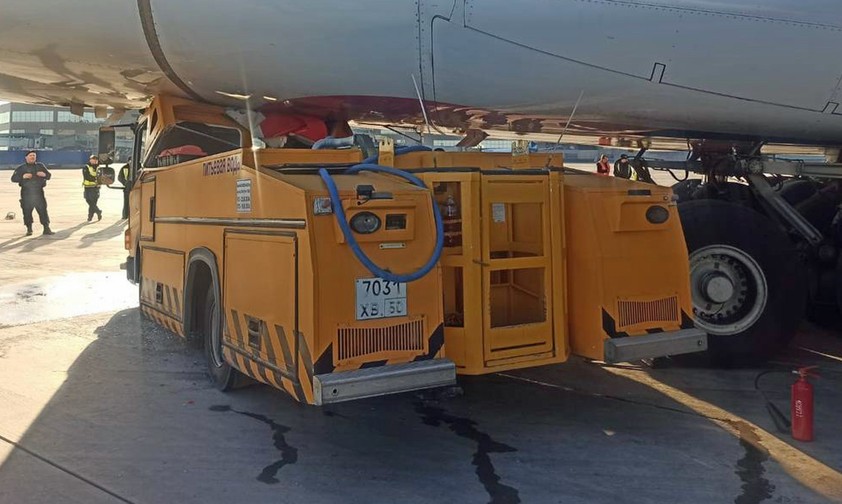 Der Wassertransporter unter dem Rumpf des Airbus A380: Der Fahrer liegt im Krankenhaus.