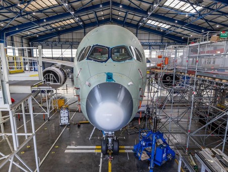 Airbus A350 F bei den Bodenschwingungstests: Der Flieger wird kräftig durchgeschüttelt.