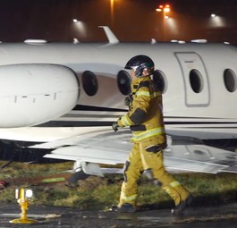 Feuerwehrmannvor der Hawker 400.