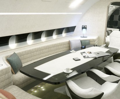 Für viele Reisende in Privatjets von zentraler Wichtigkeit: Der Arbeitsbereich. Dabei wurden gewichtssparende Kohlefasern in Tischen und Schränken verwendet.