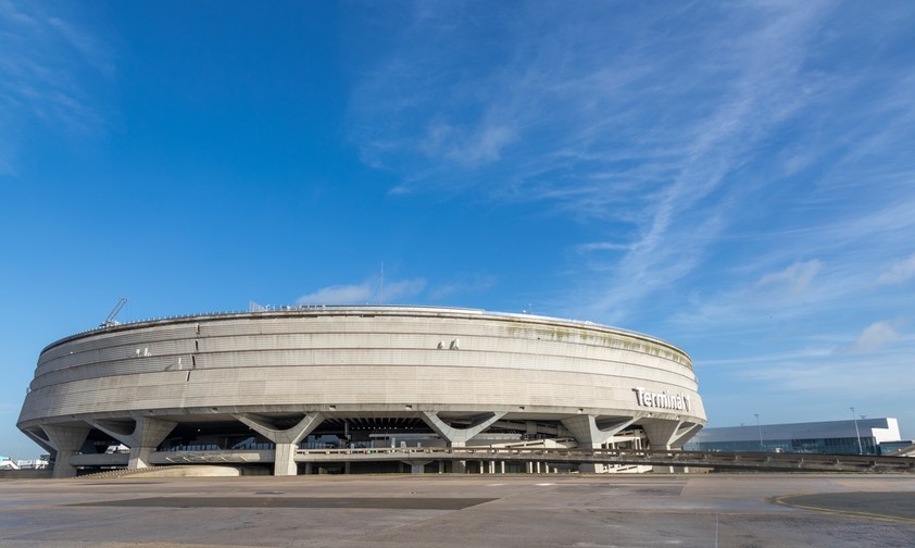 Das Ende der 1960er-Jahre vom französischen Architekten Paul Andreu entworfene Terminal 1 ist ein symbolträchtiges Projekt des Flughafens Paris-Charles de Gaulle. Es wurde am 8. März 1974 eingeweiht.
