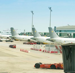Vier Flugzeuge von Vueling am Flughafen Barcelona: Die Airline will bis 2035 ihren Spitzenposition am Airport festigen.