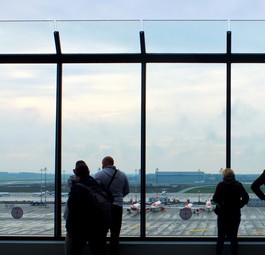 Besucherterrasse mit Glaswänden am BER: Überwurfschutz künftig auch in Düsseldorf.