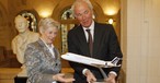 Jaap Rosen Jacobson ist neuer Besitzer von OLT Express Germany (hier im Bild 2010 mit der ehemaligen niederländischen Wirtschaftsministerin Maria van der Hoeven).