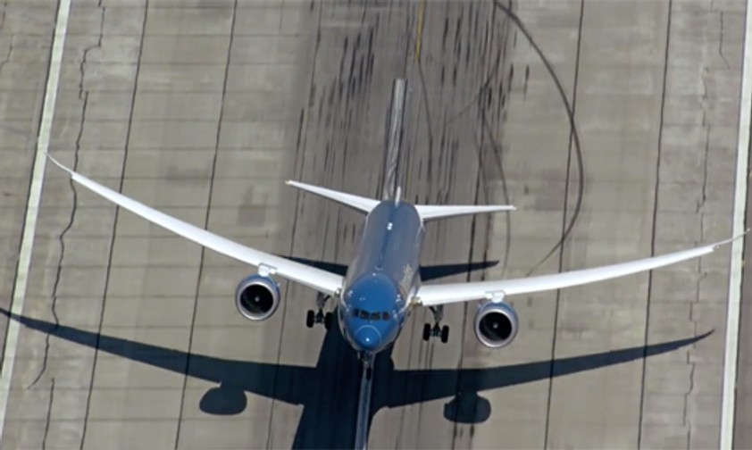 Dreamliner legt beinahe Senkrechtstart hin