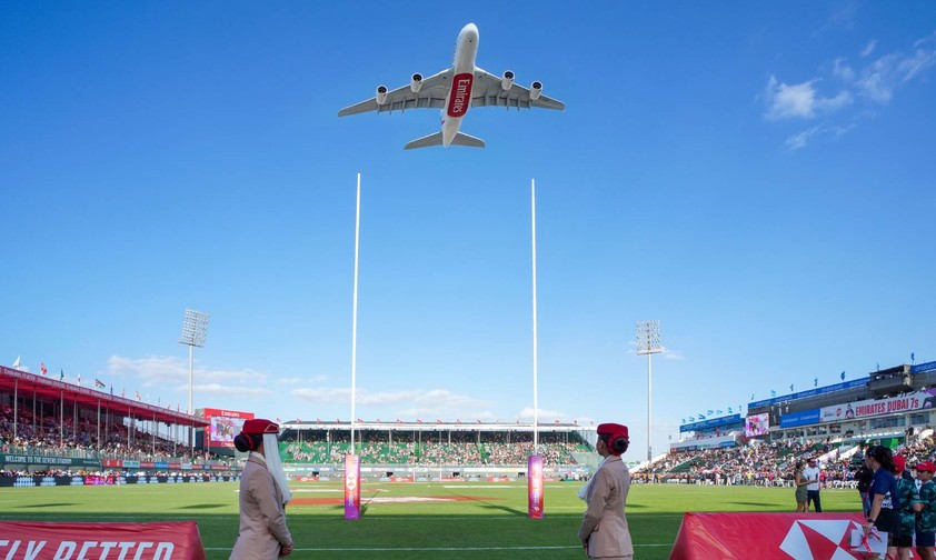 A380 von Emirates: Die Golf-Airline schickte einen A380 zur Feier des Nationalfeiertages über das Rugby-Stadion.