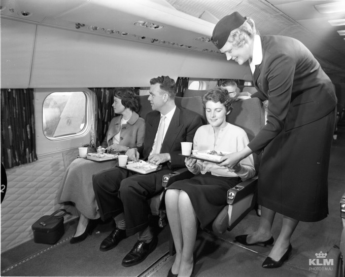 Sechs Jahre später, 1958, führte KLM die Economy Class ein. Sie machte das Fliegen noch günstiger. Wenngleich es natürlich immer noch kein Vergleich mit heute war.