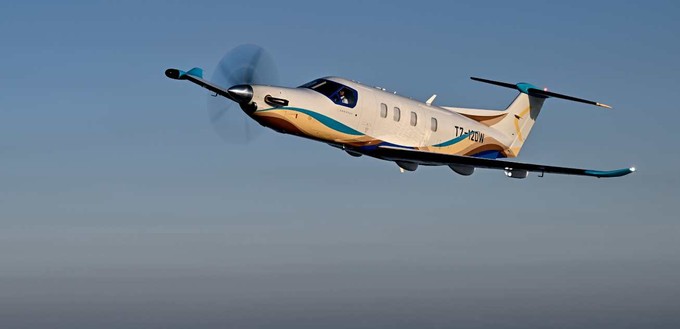 Platz 1 - Pilatus PC-12

Zwischen dem 1. August 2023 und dem 31. Juli 2024 absolvierte die Pilatus PC-12 in den USA 316.328 Flüge, was 8,8 Prozent der insgesamt registrierten Starts ausmacht. Mit einer Reichweite von rund 2.750 Kilometern und Platz für bis zu acht Passagiere bietet die PC-12 ein komfortables Flugerlebnis, das durch ihre Druckkabine einen höheren Komfort bietet, der normalerweise in größeren Flugzeugen zu finden ist. Zudem zeichnet sich das Flugzeug durch seine Flexibilität aus: Es kann auf unbefestigten Pisten starten und landen, was es zu einem idealen Flugzeug für unterschiedlichste Einsätze macht.