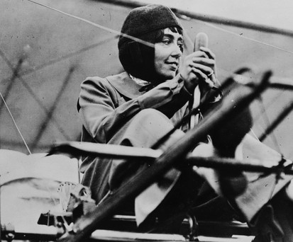 Hélène Dutrieu: Als erste Pilotin mehr eine Stunde im Flugzeug in der Luft.