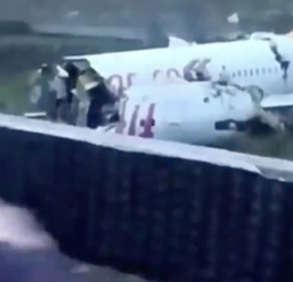 Boeing 737 von Pegasus zerbricht nach Landung in Istanbul