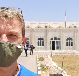 Gunther Pitterka auf dem Flughafen der Insel <span class="mw-page-title-main">Socotra in Jemen.</span>