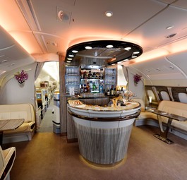 Ein Blick auf die legendäre Bar im A380 der Golfairline.
