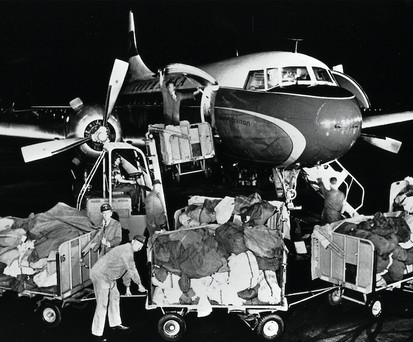 Nachtluftpost wird am Flughafen Frankfurt in eine Convair 440 Metropolitan von Lufthansa verladen: Das Foto entstand um das Jahr 1961.