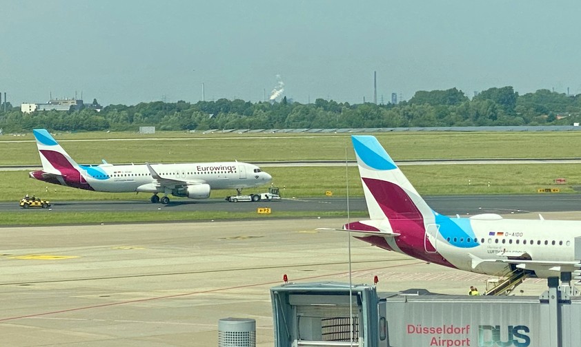 Die D-AEWW wird vor dem Terminal entlang geschleppt: Das Bugrad ließ sich nicht mehr steuern.
