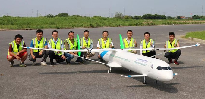 Junge Ingenieure testen das Modell beim chinesischen Flugzeugbauer.