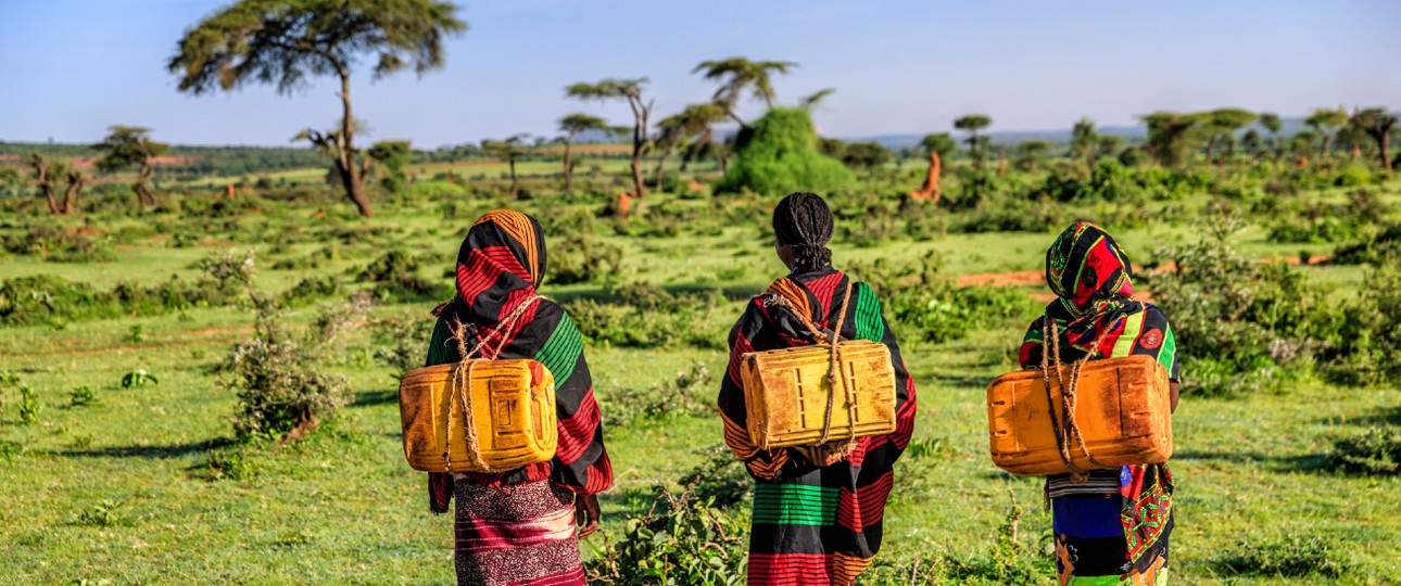 Junge Frauen in der äthiopischen Landschaft.