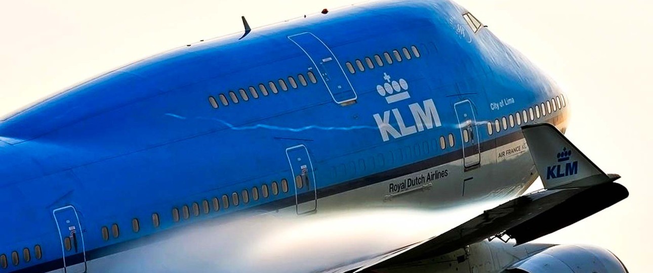 Boeing 747-400 von KLM: In Toronto auf Auto gerollt.