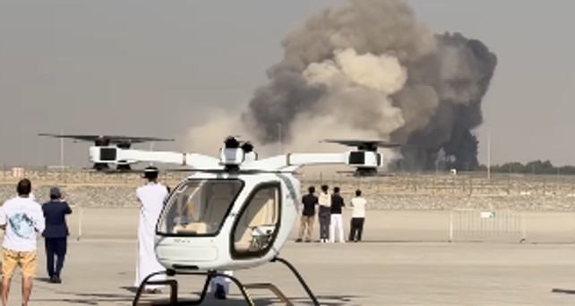 Rauch über der Dubai Air Show: Ein Militärjet ist mutmaßlich abgestürzt.