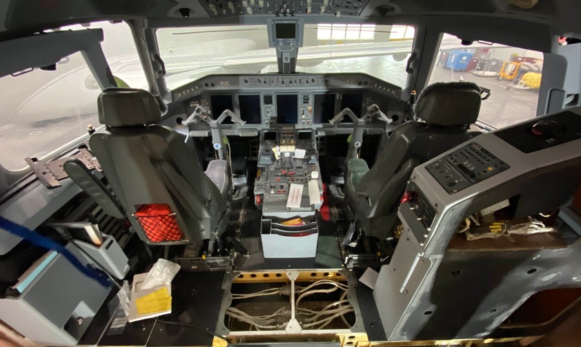 Cockpit mit Löchern: Die Techniker von Helvetic Airways schauen in jede Ritze.