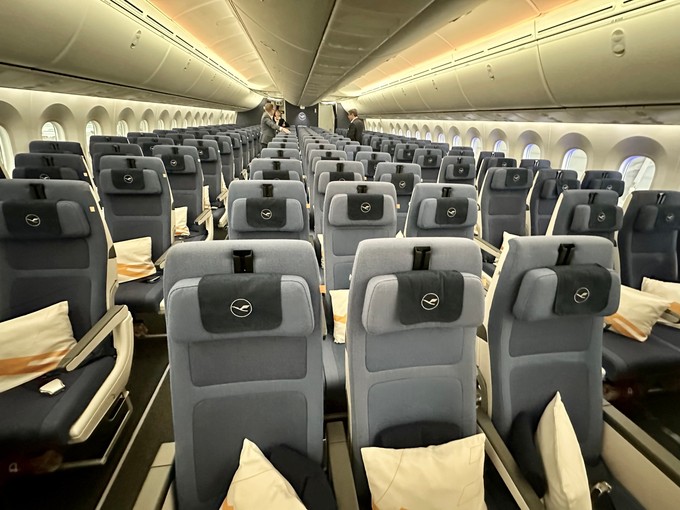 Panorama-Blick auf die Economy Class mit ihren 231 Sitzen. Hier beträgt der Sitzabstand 79 Zentimeter (31 Zoll), die -breite 43 Zentimeter (17 Zoll). Die Neigung beträgt bis zu 13 Zentimeter.