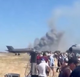 Rauchwolke bei der Flugshow: Tragischer Unfall. 