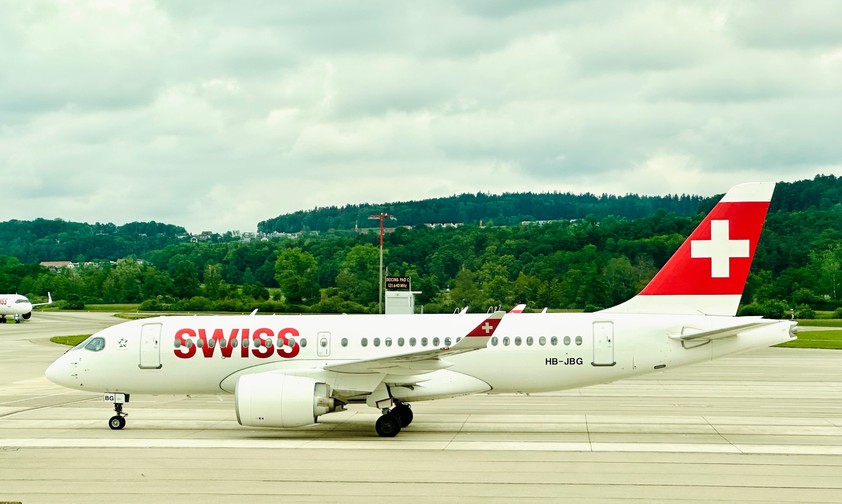 Airbus A220 von Swiss: Die Airline hat aktuell zu viele Flugbegleitende.