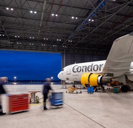 Condor-Jet im Hangar: Die Airline hält den Betrieb aufrecht.