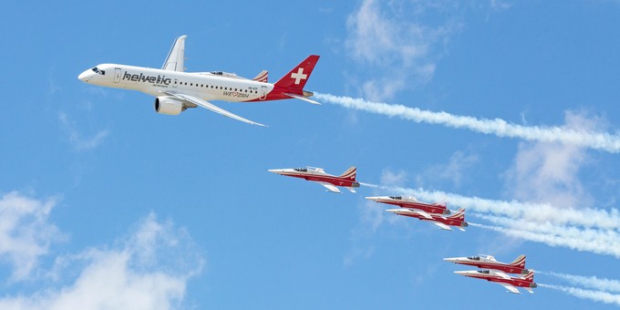Zum Auftakt des Flughafenfestes flog eine Embraer E190-E2 der Helvetic Airways …