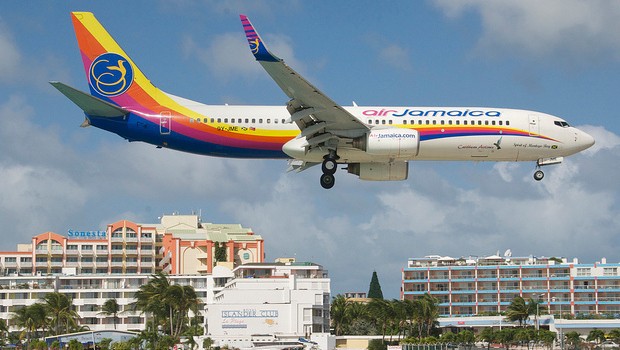 Air Jamaica: Siebzigerjahr-Farben und ein Vogel, der auf seinen Schwanzfedern zu Hüpfen scheint - was der Designer da wohl geraucht hat...