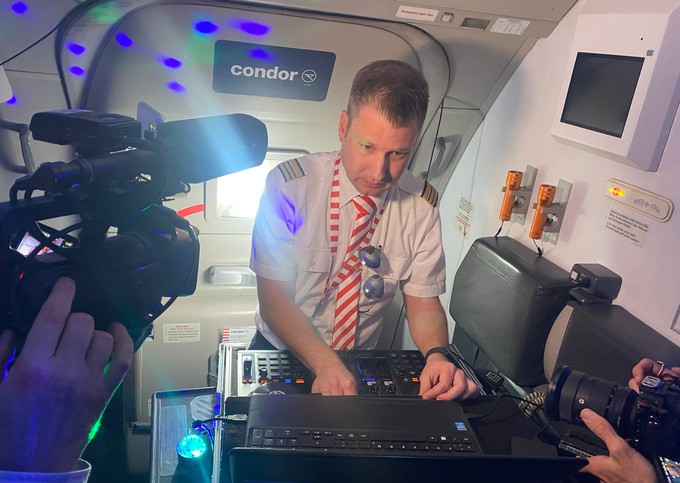 Pilot und DJ: Über den Wolken in jeder Hinsicht.