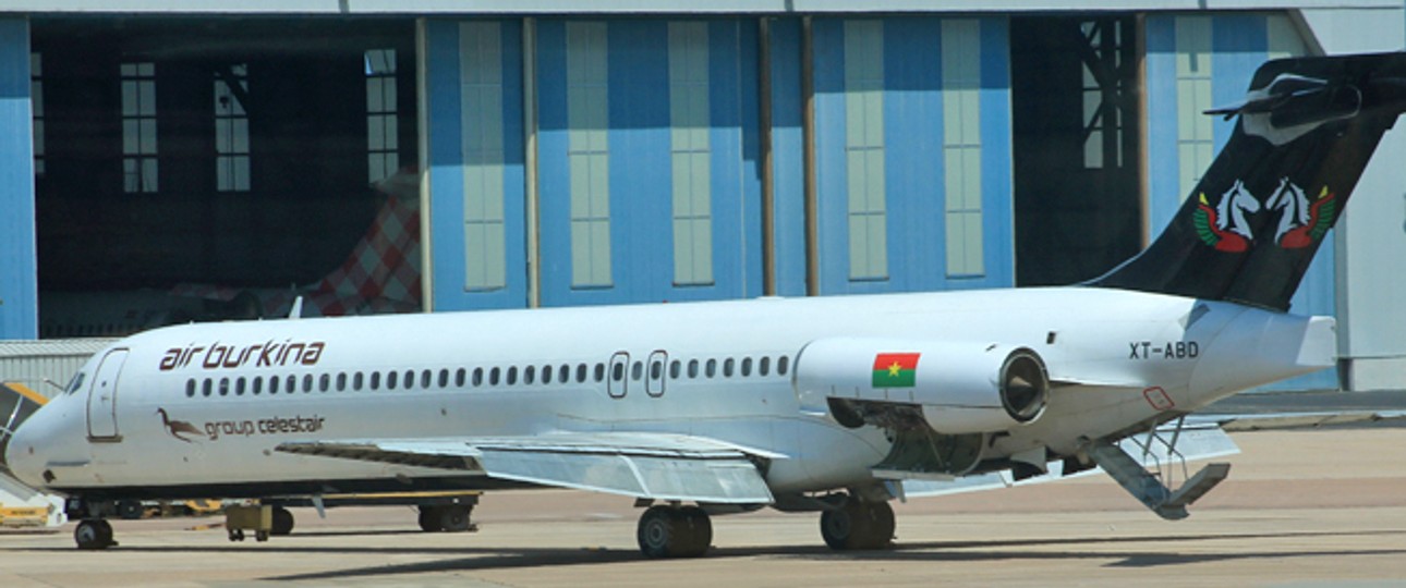 Maschine von Air Burkina im Jahr 2013: Damals waren noch McDonnell Douglas MD-87 im Einsatz, heute sind es Embraer 170.