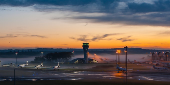 Das Vorfeld am Farnborough Airport in der Nähe von London.