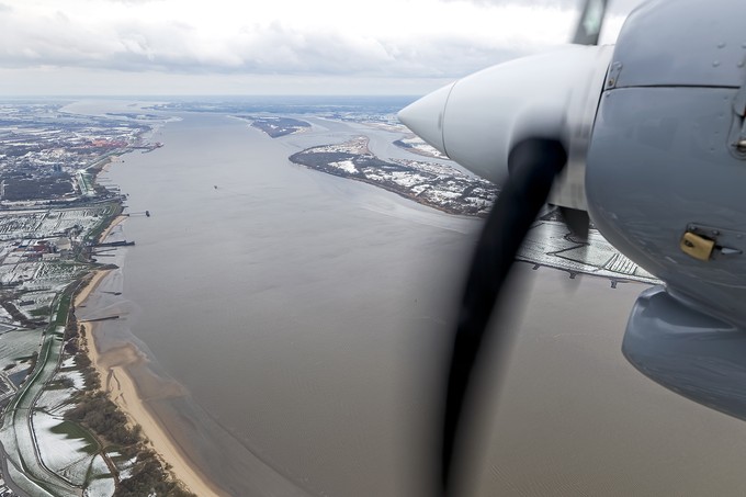 Zuerst führt der Flug über die Elbe Richtung Nordsee, ...