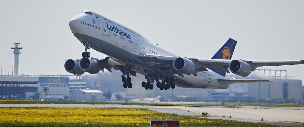 Boeing 747 von Lufthansa: Je nach Ziel sind auch einheimische Flugbegleitende an Bord.