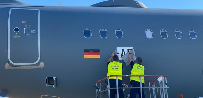 Die Flüge von Hamburg nach Berlin und zurück macht die Maschine noch mit einem zivilen Kennzeichen, das vor Ort aber aus optischen Gründen entfernt wurde.