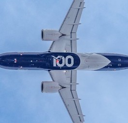 Airbus A320 Neo von Lufthansa mit Jubiläumslackierung: der Konzern sucht den Frieden mit den Gewerkschaften.