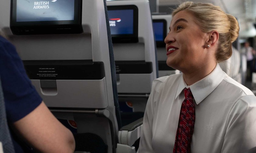 British Airways Kabinenpersonal in weißer Bluse: Der Stoff war vielen Beschäftigten zu dünn.