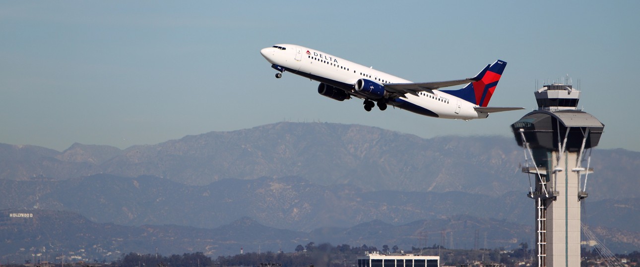 Boeing 737 von Delta Air Lines startet: Die Airline will bis Jahresende 20 Prozent ihrer Inlandstickets von KI berechnen lassen.
