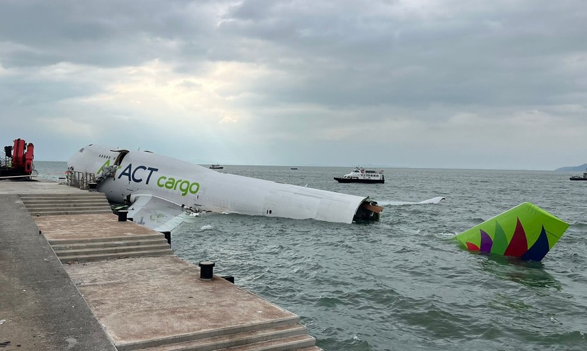 Die Boeing 747 von Air ACT im Wasser: Die Crew überlebte.