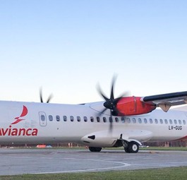 Bodenmitarbeiter weist ATR 72-600 von Avianca Argentina ein: In der Luft kam es zu einem Wortgefecht zwischen Piloten und Lotsin.