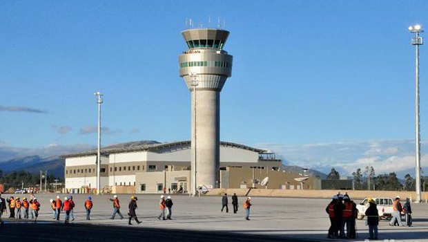 Terminalgebäude und Kontrollturm stehen bereits. Eröffnet wird der neue Flughafen aber erst diesen Oktober.