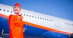 Aeroflot-Stewardess vor einem Jet: Sind Flüge ausgefallen, weil Kabinenpersonal fehlt?