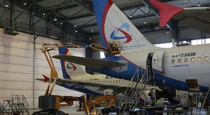Flugzeuge in der Wartungshalle von Ural Airlines: Die Airline will die Lebenszyklen ihrer Flotte deutlich verlängern.