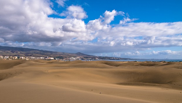 Die weltbekannten Dünen von Playa del Ingles: Mehrkosten für Spanier.