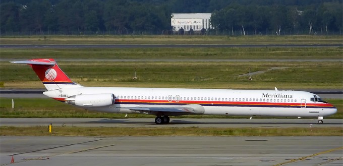 Im Kennzeichen dieser MD-82 von Meridiana sieht ein Leser eine Bedeutung, die von der damaligen italienischen Airline bestimmt nicht beabsichtig war: «I-SMEL. Hört sich an wie 'I smell' – was ja angesichts der Rauchfahne, die aus den JT8D-Triebwerken strömte, auch ein Bild ergibt», schreibt uns Roland Müller-Buchner.