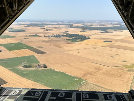 Blick aus der Heckrampe der Lockheed C-130 Hercules: Das Flugzeug ist ein Klassiker der Militäraviatik.