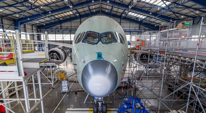 Airbus A350 F bei den Bodenschwingungstests: Der Flieger wird kräftig durchgeschüttelt.