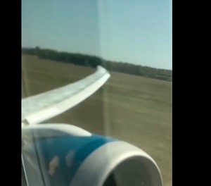 Der Start der Boeing 787 von Vietnam Airlines aus Passagiersicht: Deutlich über das Pistenende in München hinaus.