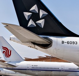 Heckflossen mit den Logos von Star Alliance und Air China: 17 Mitglieder der Allianz bedienen den Beijing Capital International Airport.