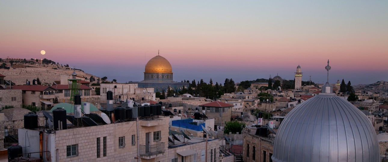Abendlicher Blick auf die Altstadt von Jerusalem - mit dem goldbedachten Felsendom.